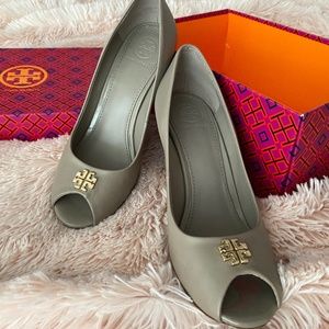 Jolie 85mm peep toe wedge Nappa Leather